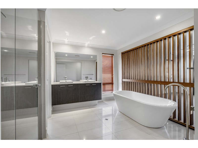 92 Oak Place, Mackenzie QLD 4156