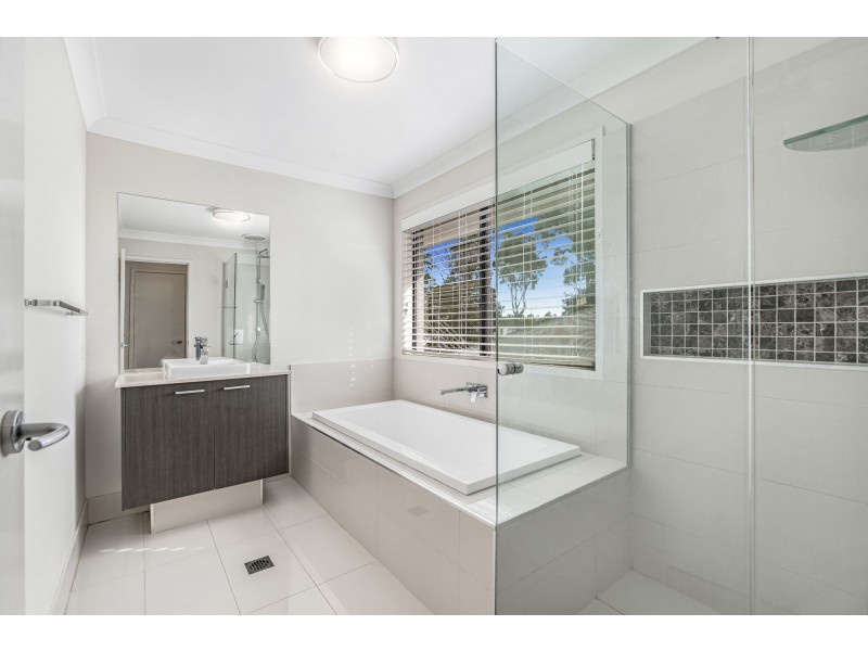 92 Oak Place, Mackenzie QLD 4156