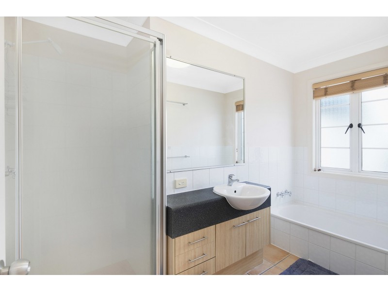 2 Murton Avenue, Holland Park West QLD 4121