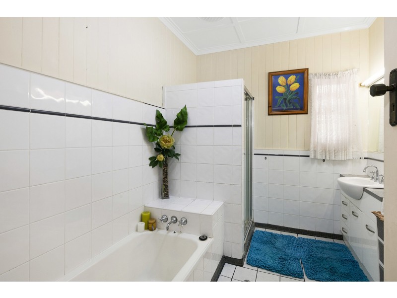 2 Murton Avenue, Holland Park West QLD 4121