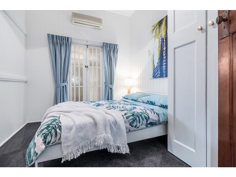 7 Holland Road, Holland Park QLD 4121