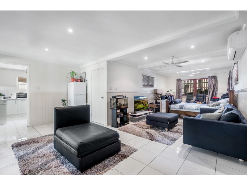 7 Holland Road, Holland Park QLD 4121