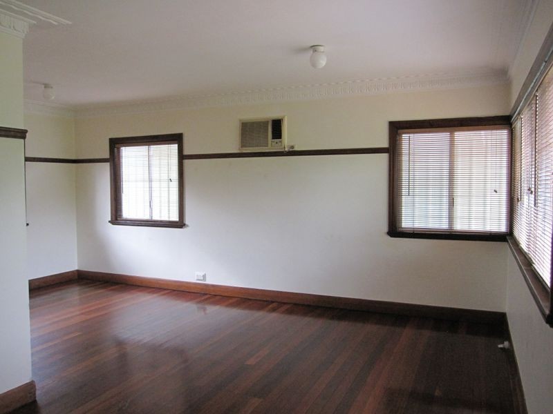 42 Holland Rd, Holland Park QLD 4121