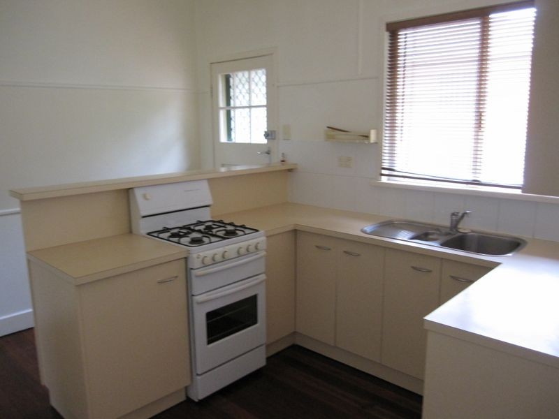 42 Holland Rd, Holland Park QLD 4121