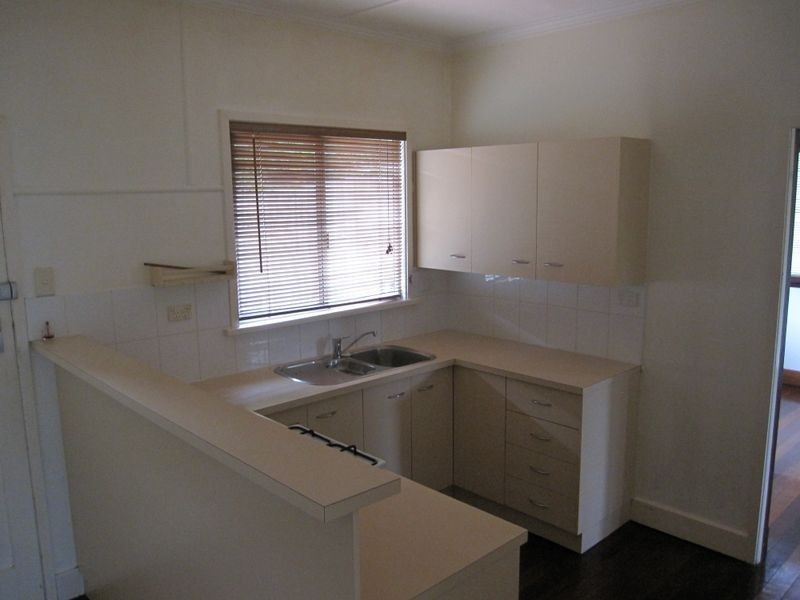 42 Holland Rd, Holland Park QLD 4121