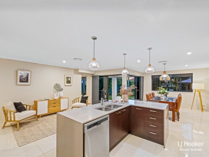 24 Curfew Street, Upper Mount Gravatt QLD 4122