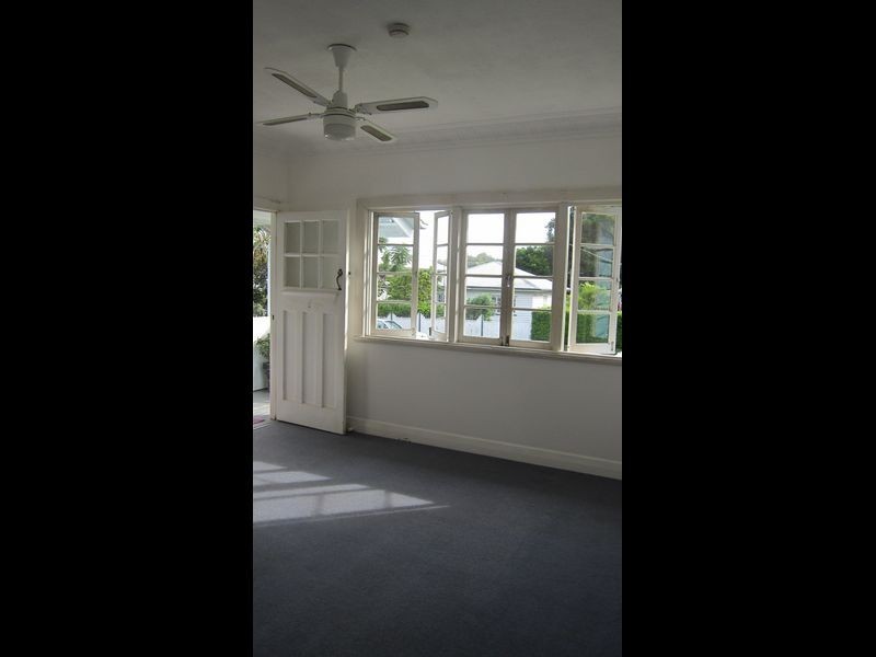 8 Cradock Street, Holland Park QLD 4121