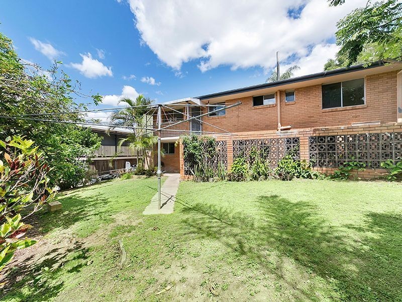 13 Valentia Street, Mansfield QLD 4122