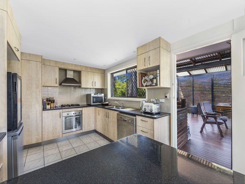 38 Dirkala Street, Mansfield QLD 4122