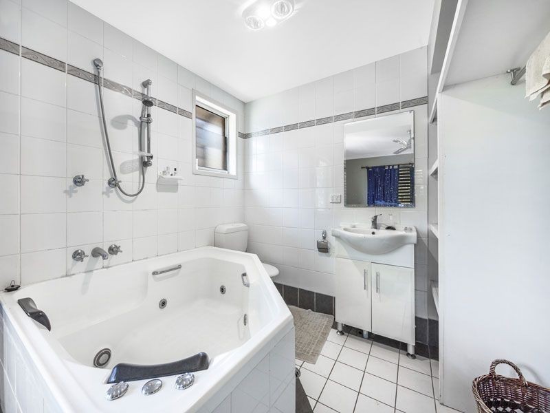 38 Dirkala Street, Mansfield QLD 4122