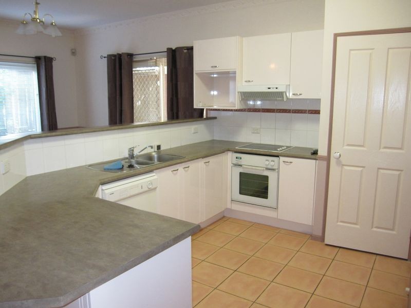 2/8 Poet Street, Holland Park West QLD 4121