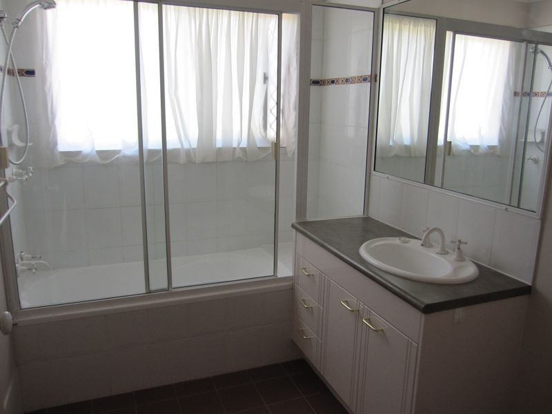 2/8 Poet Street, Holland Park West QLD 4121