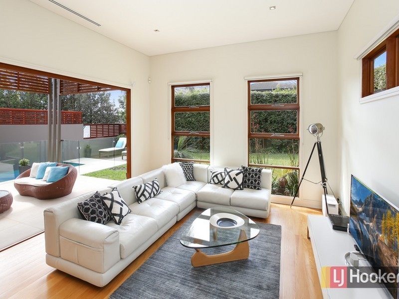 15 Raeburn Avenue, Castlecrag NSW 2068