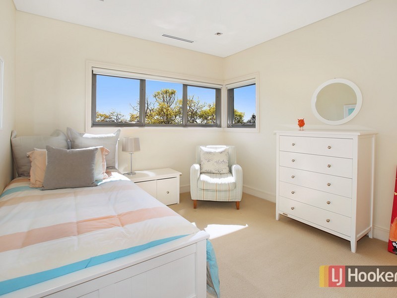 15 Raeburn Avenue, Castlecrag NSW 2068