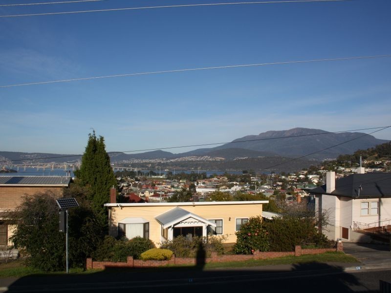 242 Derwent Avenue, Lindisfarne TAS 7015