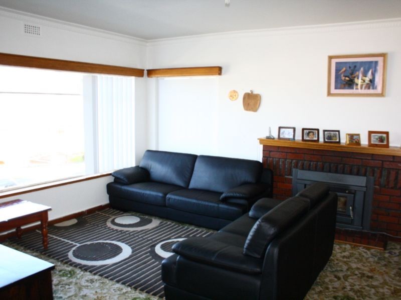 242 Derwent Avenue, Lindisfarne TAS 7015
