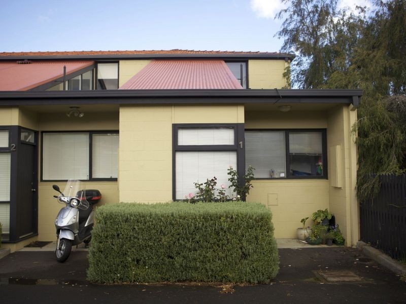 1/110 Malunna Road, Lindisfarne TAS 7015