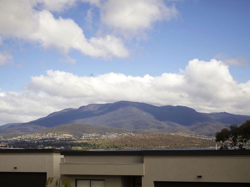 1/110 Malunna Road, Lindisfarne TAS 7015