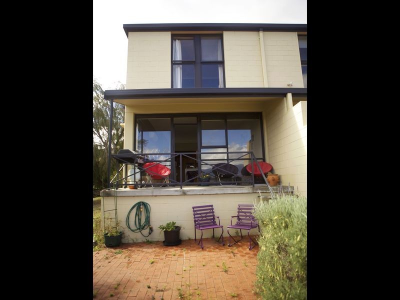 1/110 Malunna Road, Lindisfarne TAS 7015