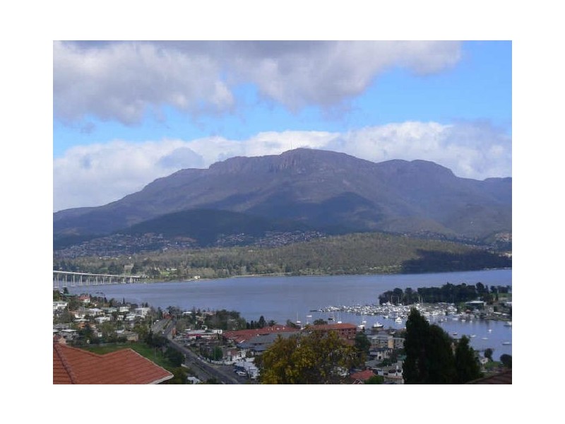 110 Malunna Road, Lindisfarne TAS 7015