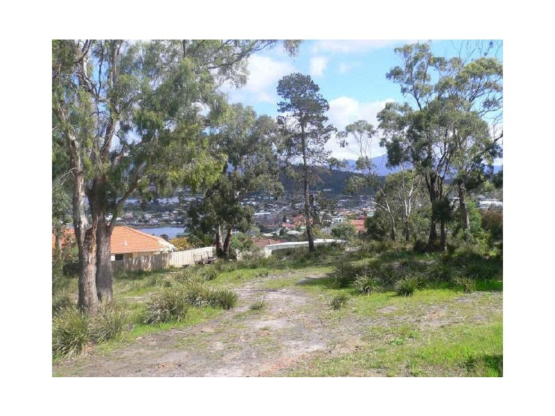 110 Malunna Road, Lindisfarne TAS 7015