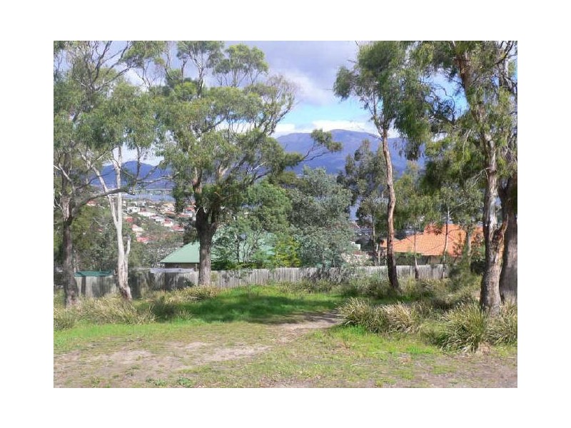 110 Malunna Road, Lindisfarne TAS 7015