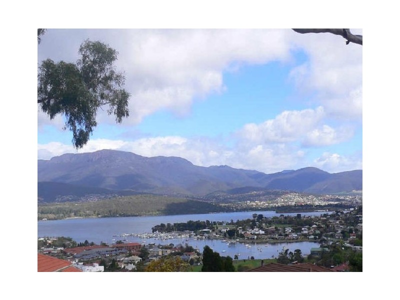 110 Malunna Road, Lindisfarne TAS 7015