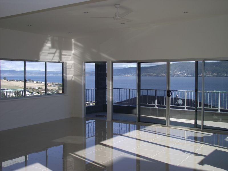 2/680 Oceana Drive, Tranmere TAS 7018