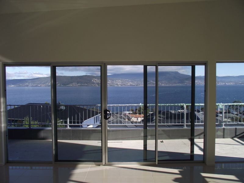 2/680 Oceana Drive, Tranmere TAS 7018