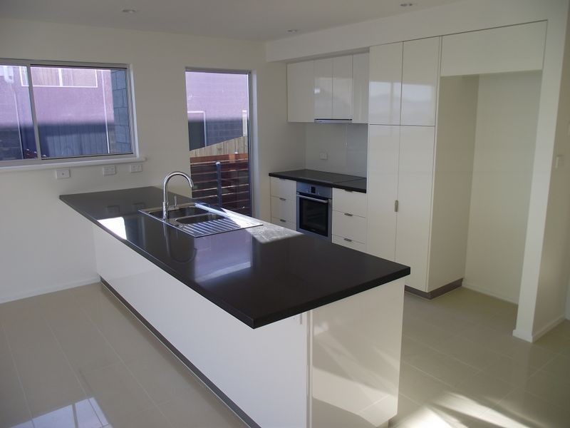 2/680 Oceana Drive, Tranmere TAS 7018