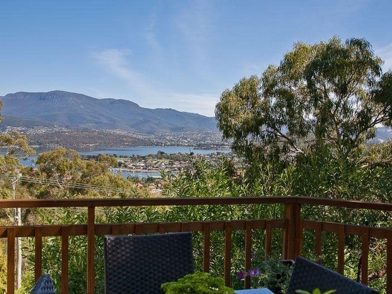 55 Begonia Street, Lindisfarne TAS 7015