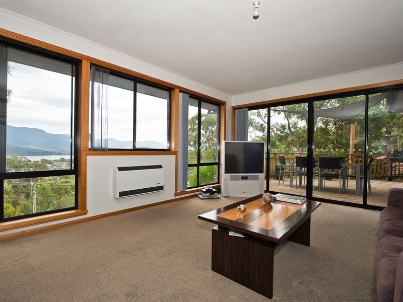 55 Begonia Street, Lindisfarne TAS 7015