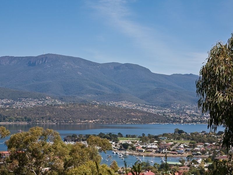 55 Begonia Street, Lindisfarne TAS 7015