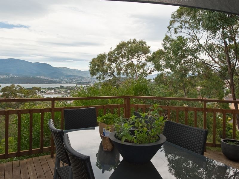55 Begonia Street, Lindisfarne TAS 7015