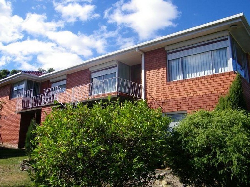 9 Avoca Street, Lindisfarne TAS 7015