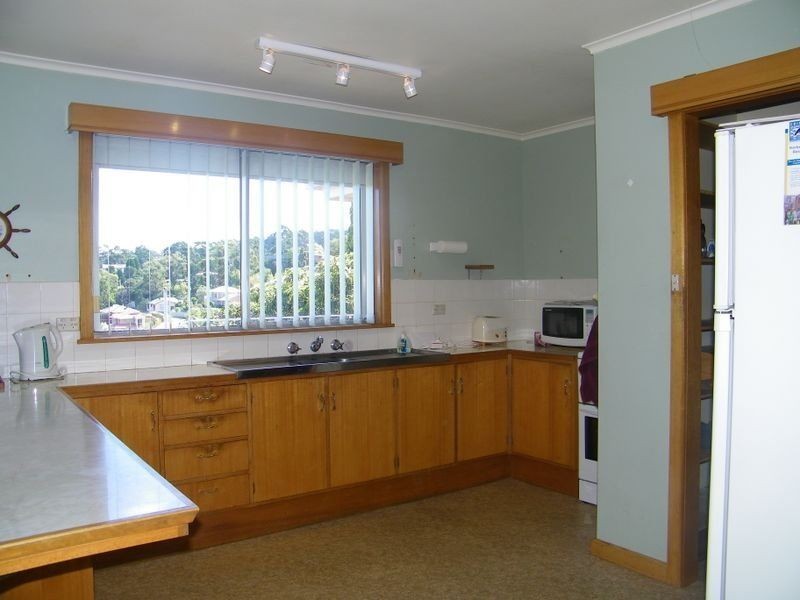 9 Avoca Street, Lindisfarne TAS 7015
