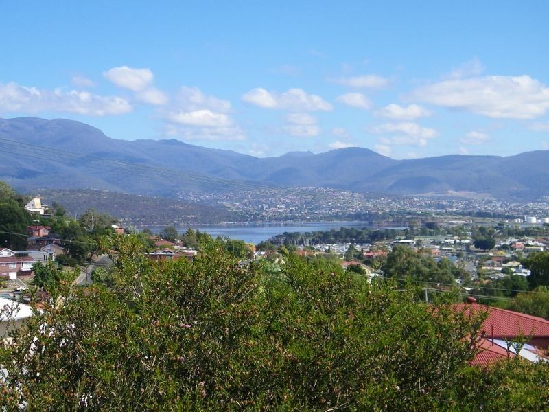 9 Avoca Street, Lindisfarne TAS 7015