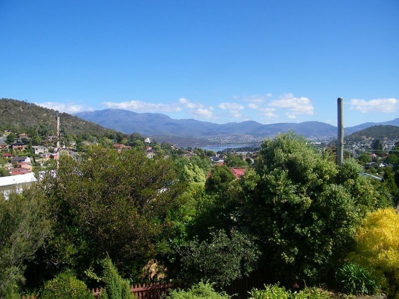 9 Avoca Street, Lindisfarne TAS 7015