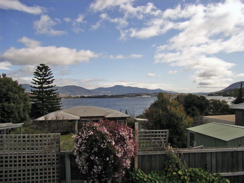 2/3 Yolla Street, Rose Bay TAS 7015