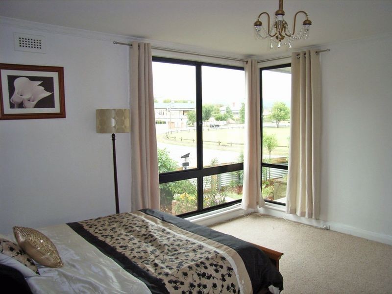 2 Nietta Road, Lindisfarne TAS 7015