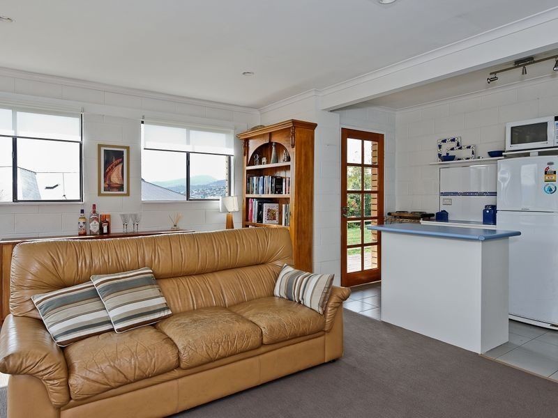 8 Cyrus Court, Rose Bay TAS 7015