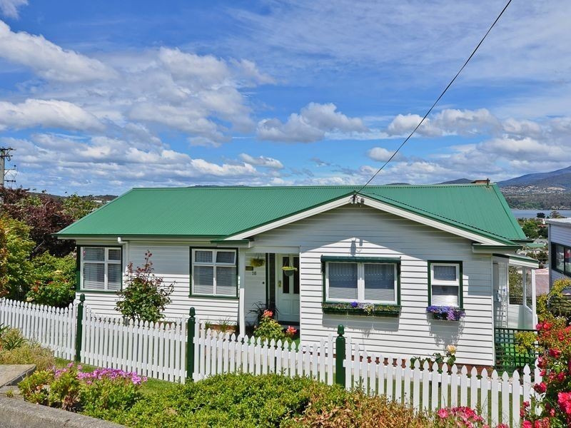 16 Malunna Road, Lindisfarne TAS 7015