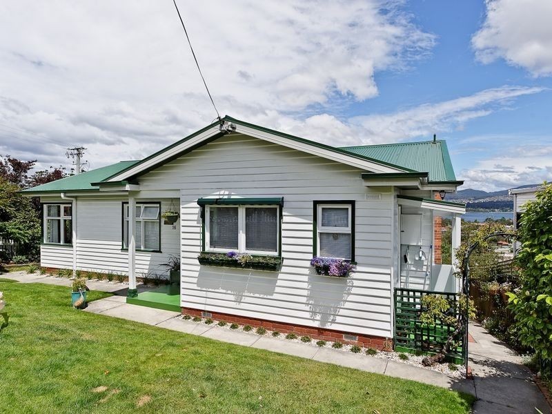 16 Malunna Road, Lindisfarne TAS 7015