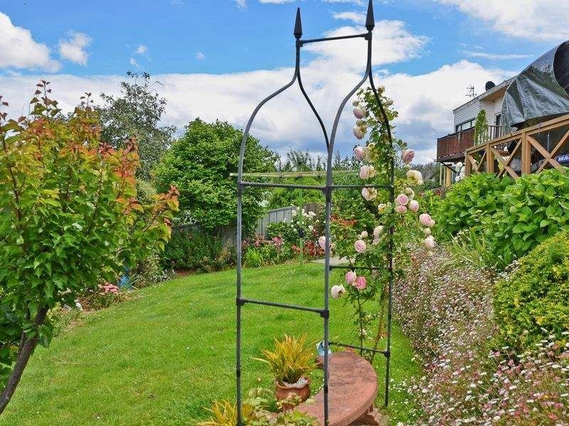 16 Malunna Road, Lindisfarne TAS 7015