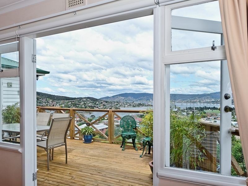 16 Malunna Road, Lindisfarne TAS 7015