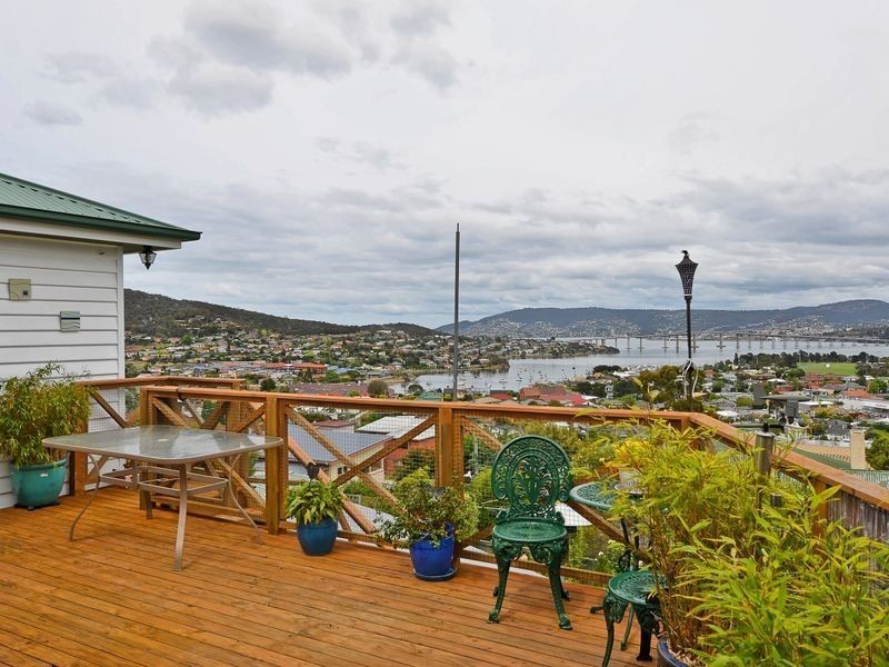 16 Malunna Road, Lindisfarne TAS 7015