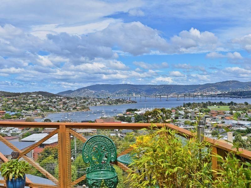 16 Malunna Road, Lindisfarne TAS 7015