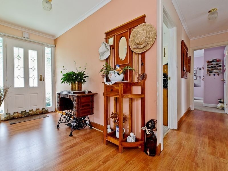 16 Malunna Road, Lindisfarne TAS 7015