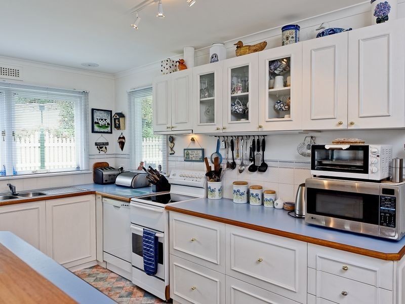 16 Malunna Road, Lindisfarne TAS 7015