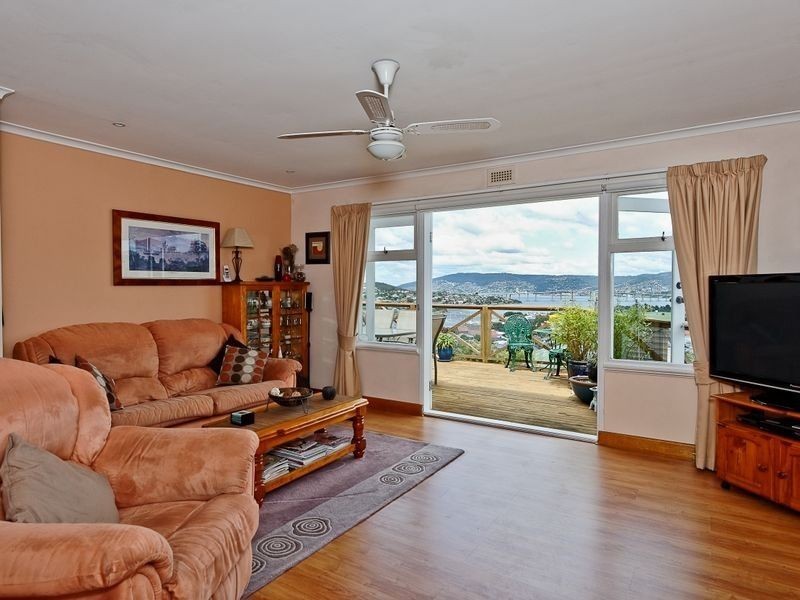 16 Malunna Road, Lindisfarne TAS 7015